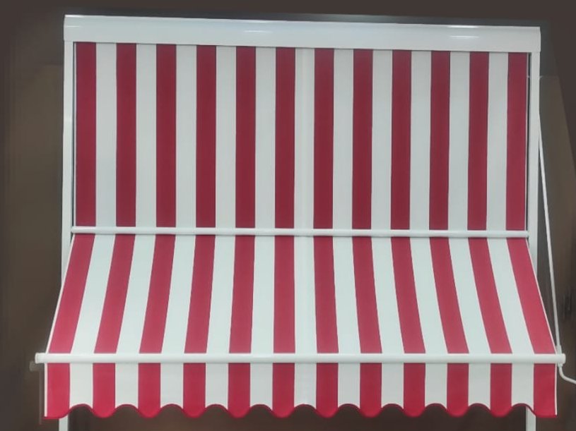 Tenda a caduta con bracci, telo a righe rosse e bianche e mantovana smerlata, montata su telaio bianco