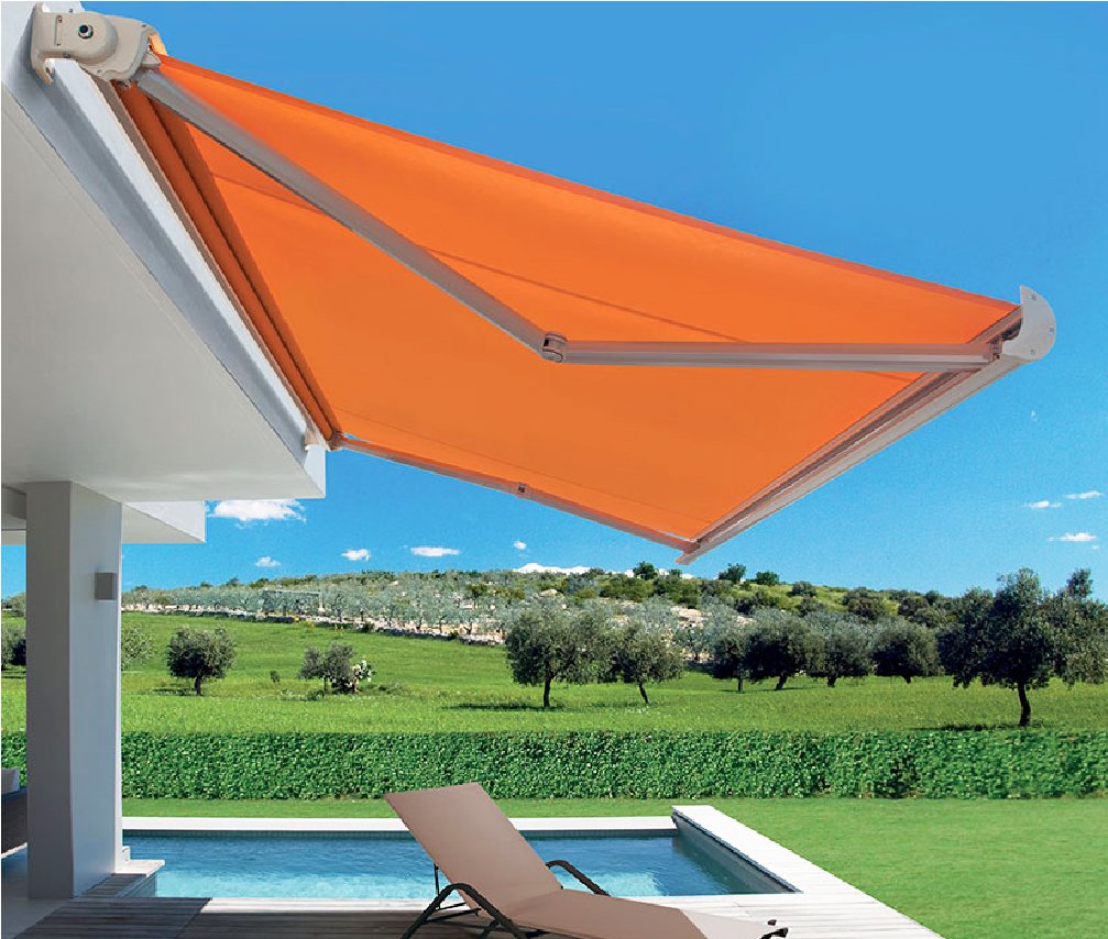 Tenda da sole con cassonetto aperta sopra un terrazzo con vista sul verde